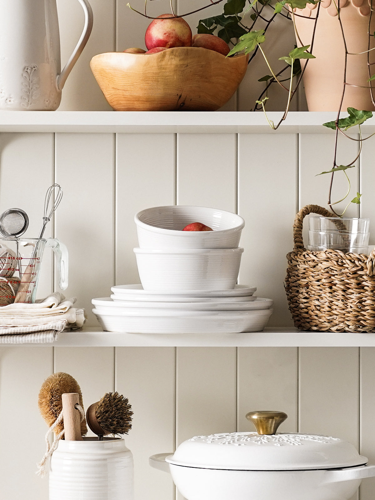 LE TAUCI 18-Piece Ceramic Dinnerware Set, Service for 6 – White Farmhouse Deeper Plates & Bowls (10" Dinner, 8" Salad, 6" Bowls), Stackable, Chip Resistant Stoneware Dishes